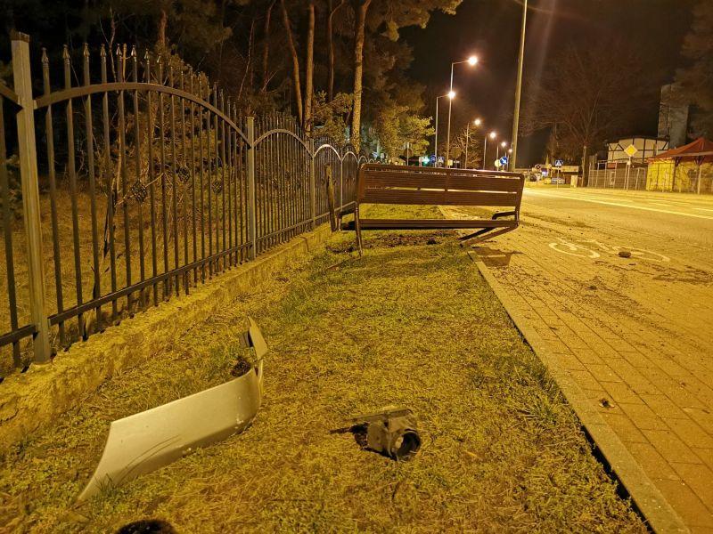Spory mandat za wjechanie w znaki i ławkę