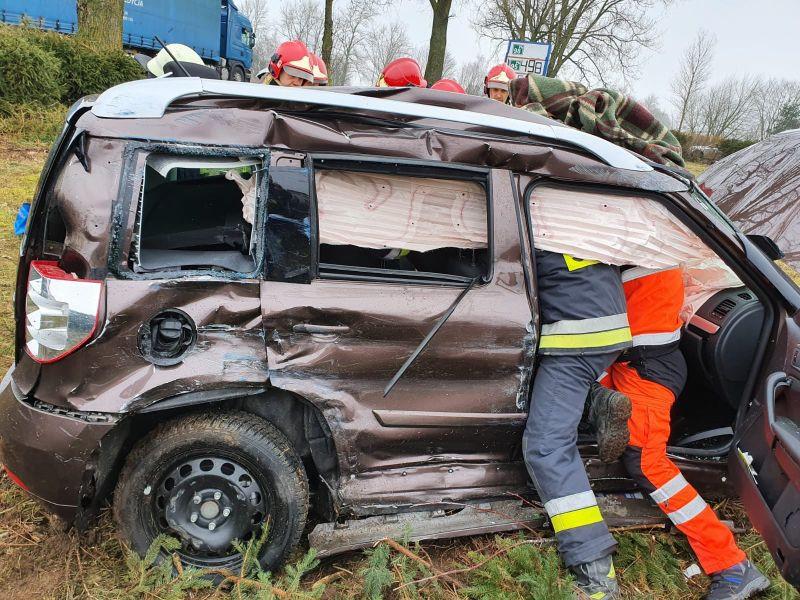Osobówka wyjechała pod ciężarówkę. Zginęła pasażerka, kierowca ranny