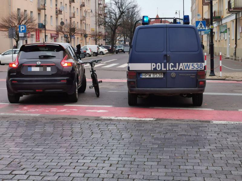 Wypadek z udziałem samochodu i rowerzysty. Mężczyzna zabrany do szpitala