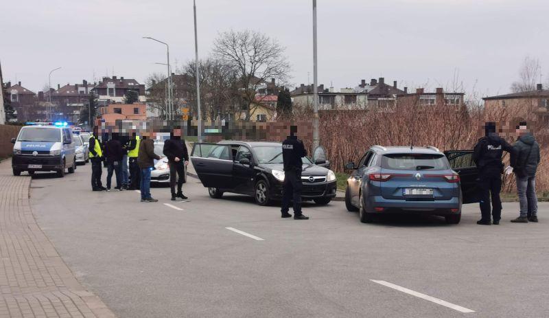 Policja zatrzymała kilka samochodów. Czy miało dojść do starcia kibiców?