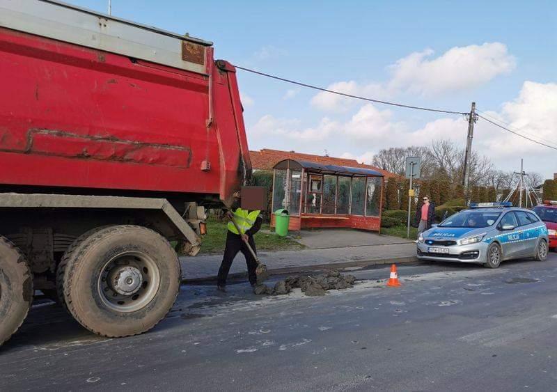 Beton lał się na drogę. Kierowca ukarany mandatem