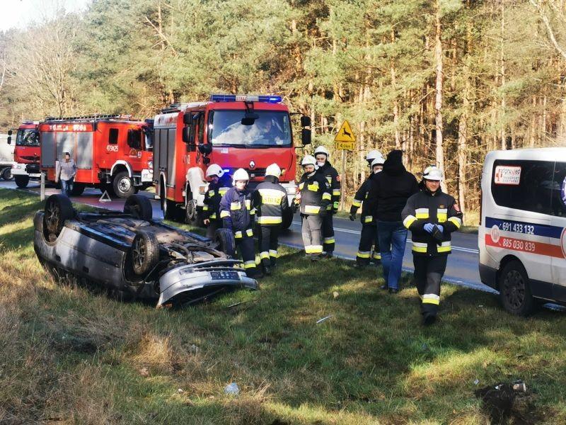 Na skrzyżowaniu zderzył się seat z oplem. Ten ostatni dachował (Foto)