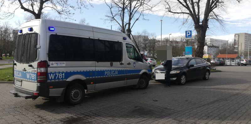 Gałąź spadła na samochód. Jechało nim dwoje ludzi