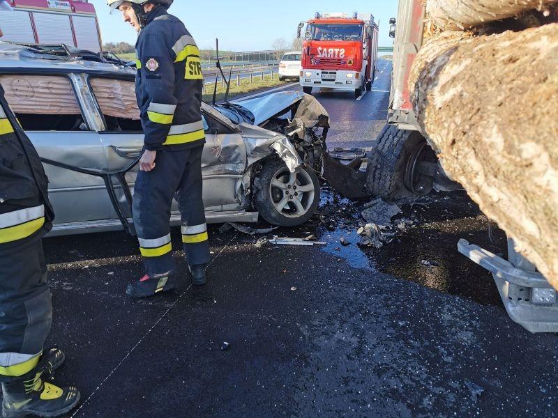 Osobówka zderzyła się z ciężarówką. Droga S6 jest zablokowana (Foto)