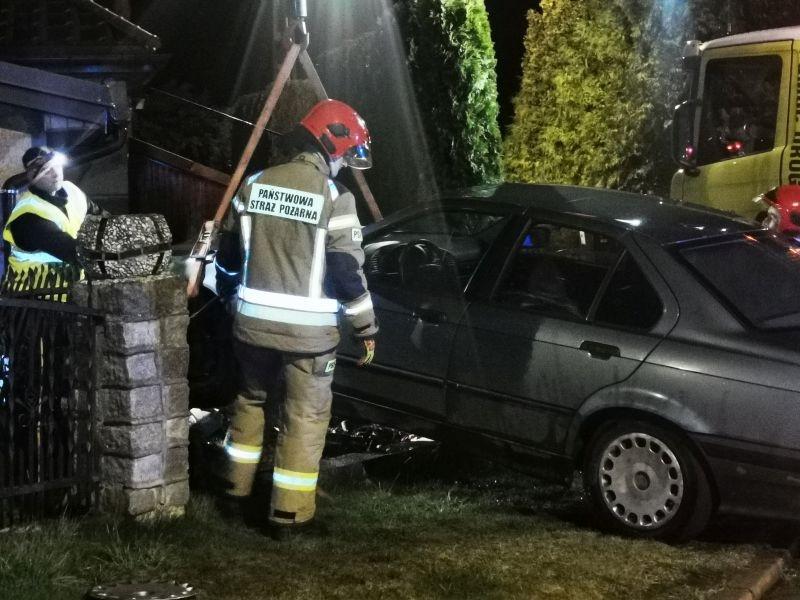 BMW wjechało w ogrodzenie uszkadzając przyłącze gazowe