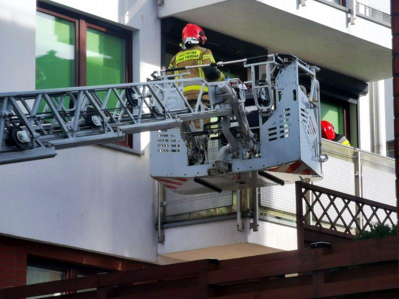 Strażacy weszli do mieszkania przez balkon. W środku znaleźli ciało kobiety