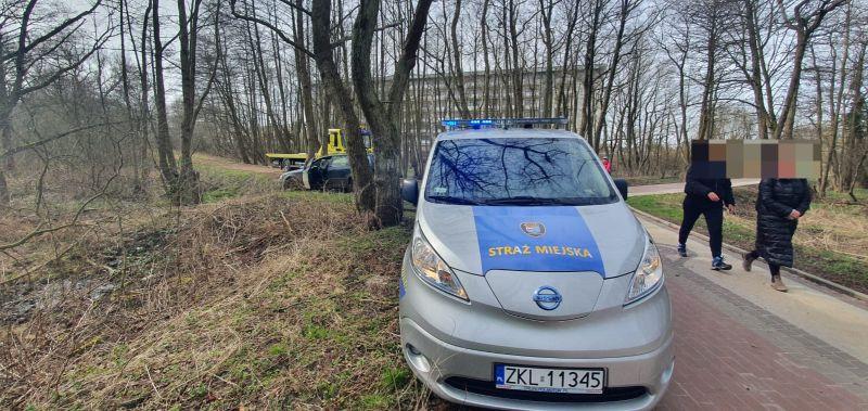 Przy wjeździe do ekoparku stał rozbity samochód. Pojechał na złom