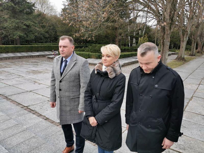 Złożyli kwiaty pod Pomnikiem Chwały