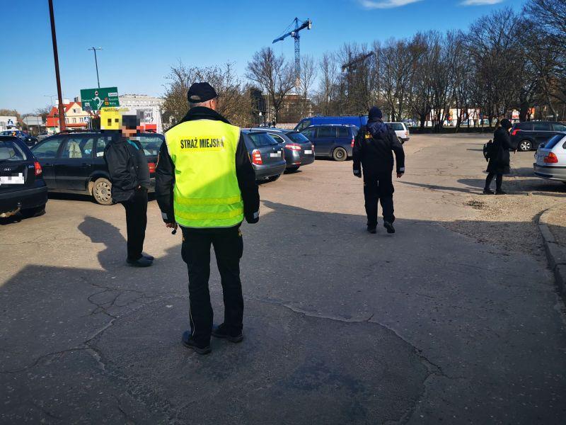 Strażnicy miejscy pilnują targowiska. Były próby prowadzenia sprzedaży