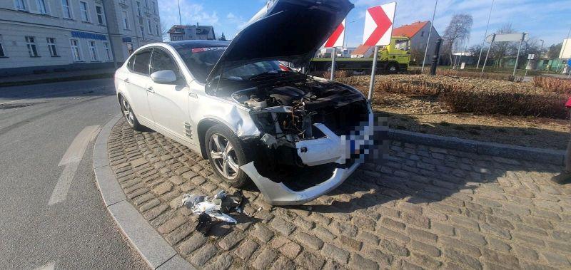 Dwa zdarzenia na jednym rondzie. Doszło również do zderzenia samochodów