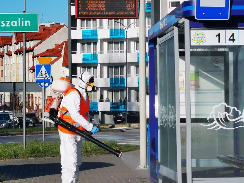 Walka z koronawirusem odbywa się nawet na przystankach autobusowych 