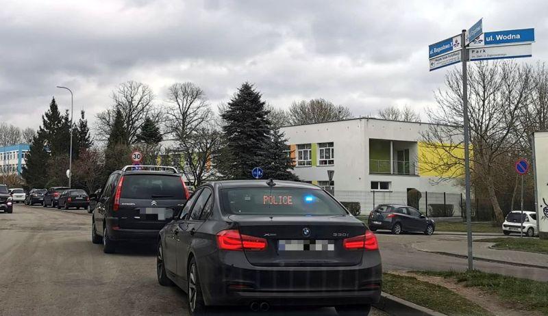 Jechał przez miasto. Był kompletnie pijany