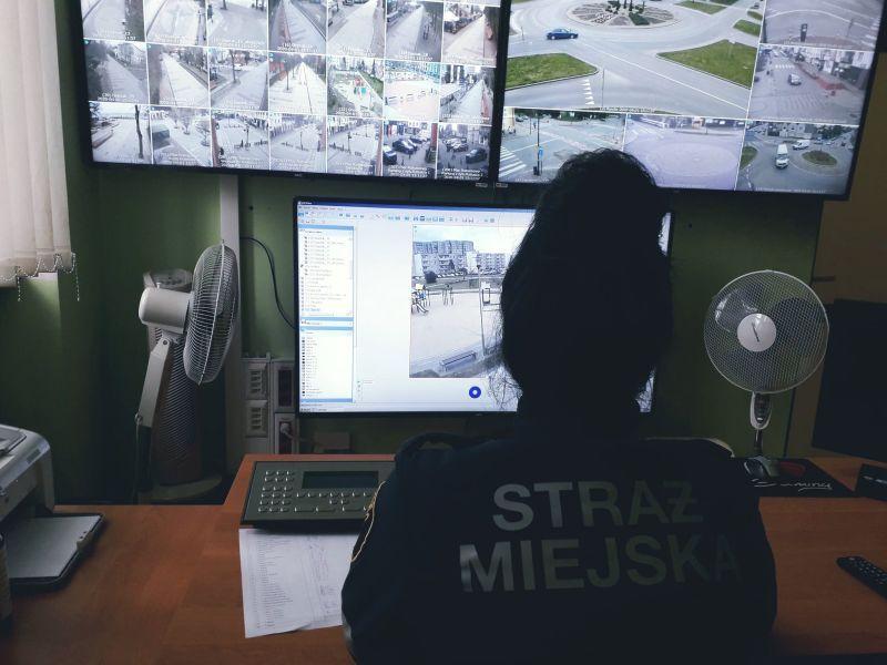 Policjanci oraz strażnicy miejscy wspólnie monitorują miasto 