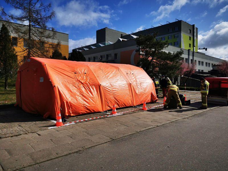 [AKTUALIZACJA] Epidemia koronawirusa. Namiot do segregacji pacjentów stanął przy kołobrzeskim szpitalu