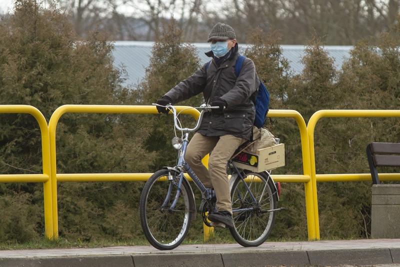 Rząd łagodzi niektóre obostrzenia. Maseczki będziemy nosić długo