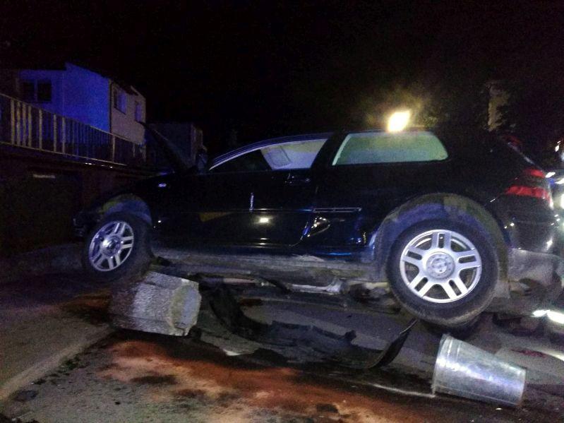 VW wjechał w słup i zatrzymał się na śmietniku. Kierowca zniknął