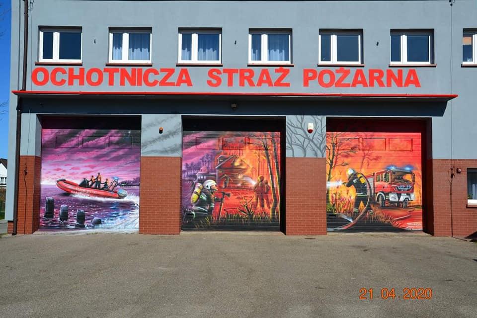 Znany koszaliński artysta ozdobił budynek strażaków z Ustronia Morskiego