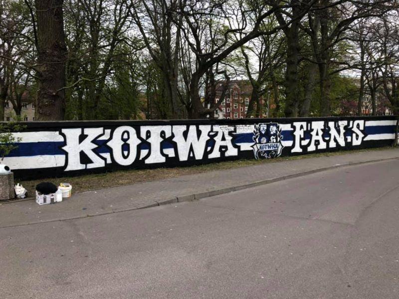 Nowe graffiti biało-niebieskich