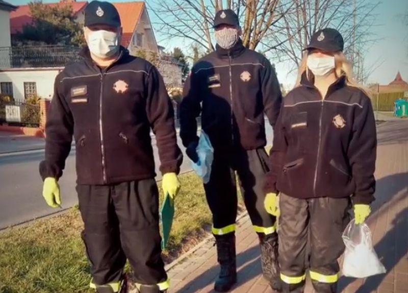 Strażacy rozwożący maseczki (wideo) 