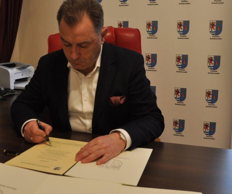 Starosta Kołobrzeski podpisał listy gratulacyjne tegorocznym stypendystom sportowym