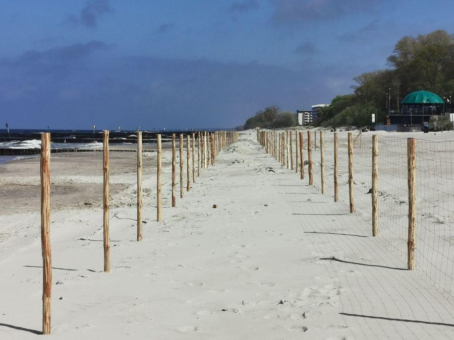 Na środku plaży stanął płot. Wszystko dla bezpieczeństwa spacerujących