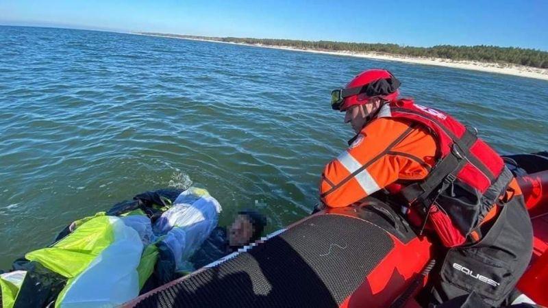 Ratownicy uratowali kitesurfera. Był kilometr od brzegu 