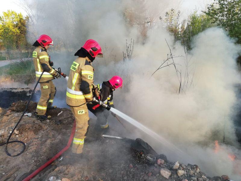 Pożar na terenie starej mleczarni. Gęsty dym widoczny z daleka (Foto)