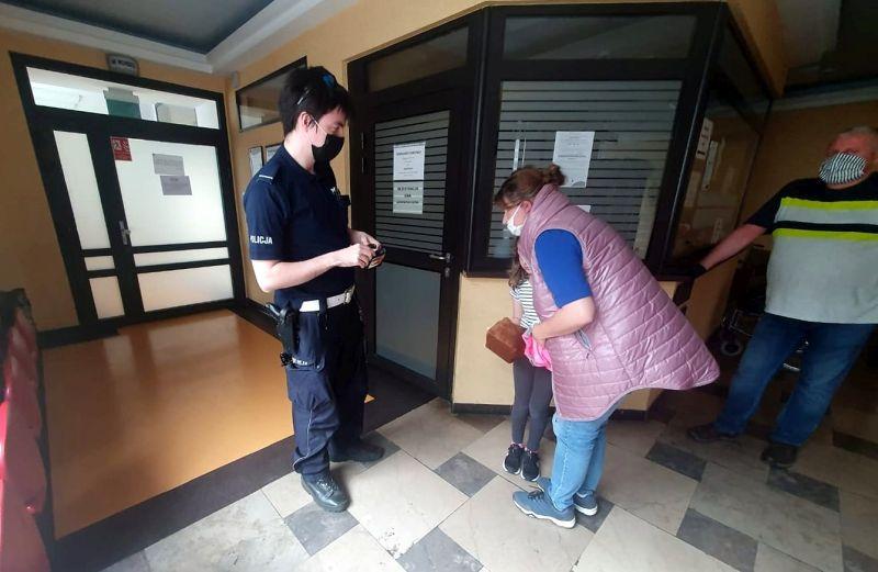 Policjanci eskortowali do szpitala samochód z rannym dzieckiem