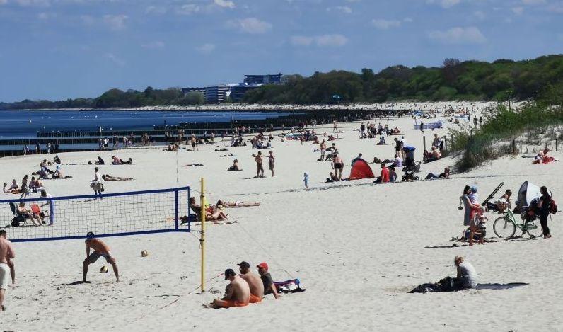 Maseczki, dwumetrowe odległości, parawany z pleksiglasu? Czyli jak w tym roku będziemy wypoczywać na plaży