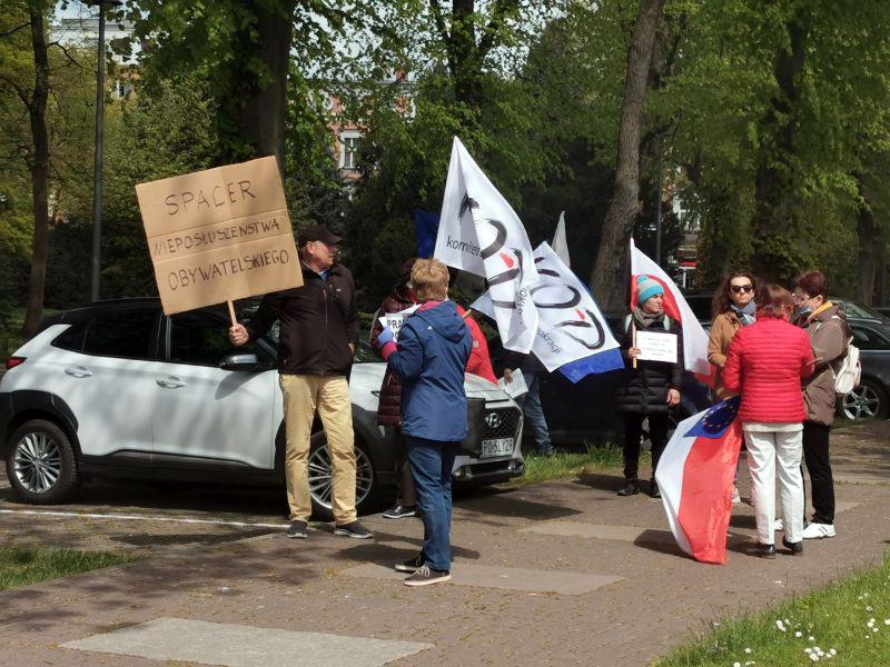 KOD spotkał się na Skwerze Pionierów. Z flagami i banerami (video) 