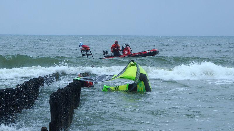 W morzu znaleziono latawiec kitesurfera (foto)