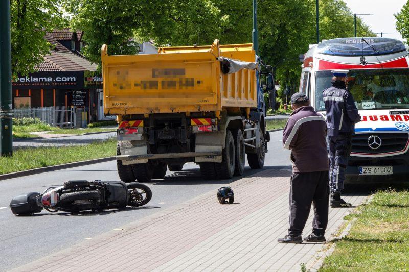 Skuter wjechał w ciężarówkę. Jedna osoba ranna