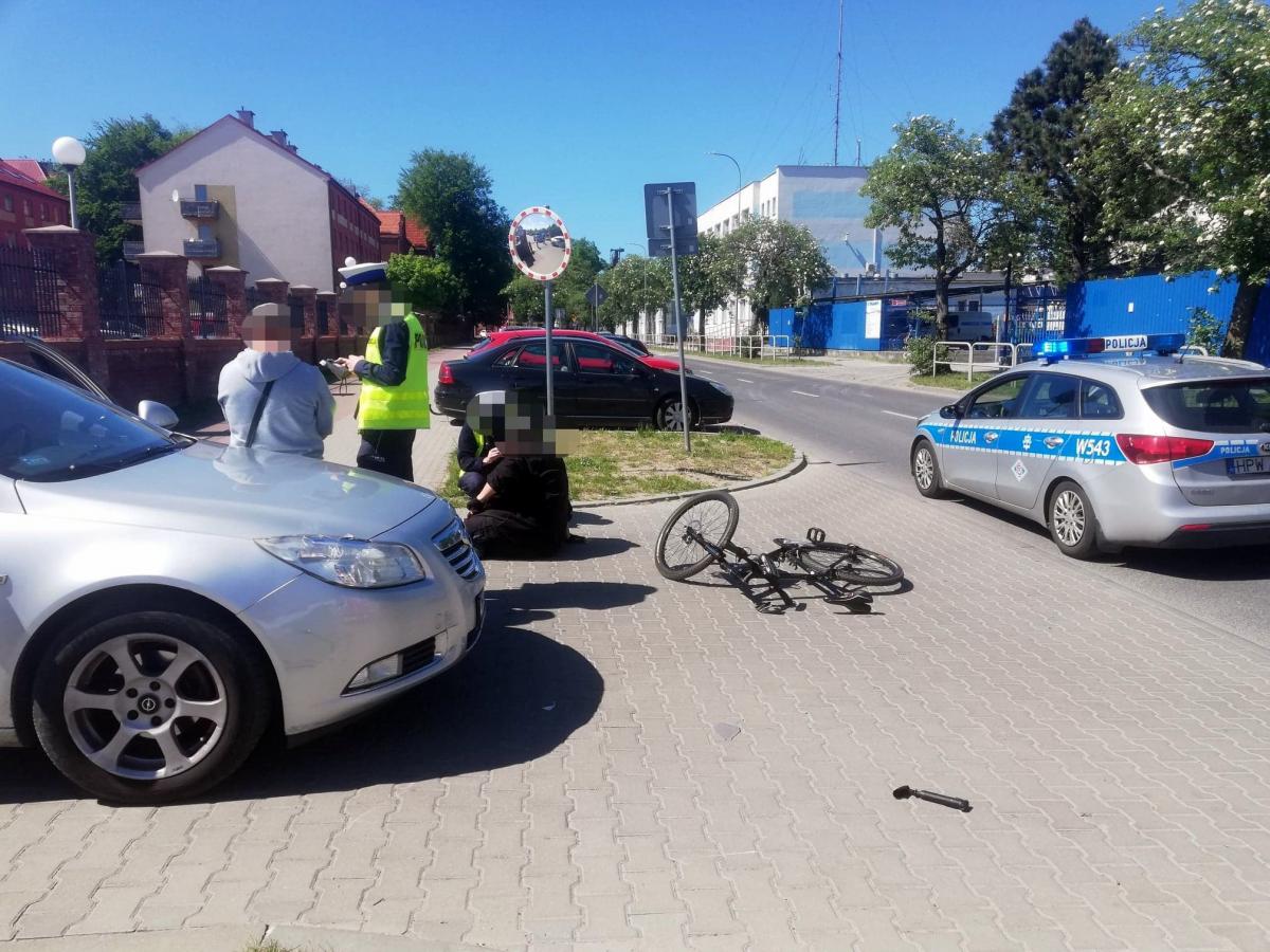 Niebezpieczny wyjazd z osiedla. Zderzył się rowerzysta z samochodem