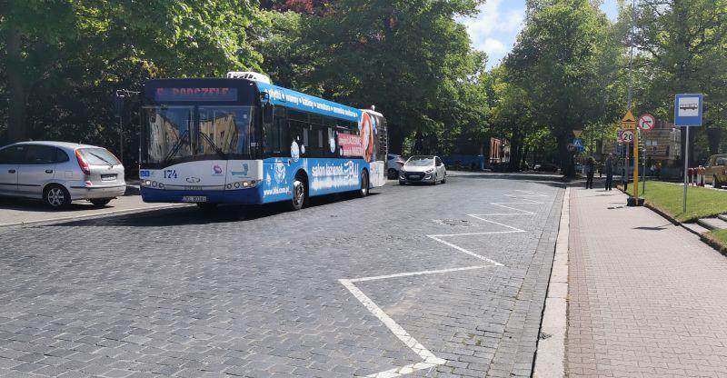 Uwaga kierowcy! Tymczasowy przystanek pojawił się na parkingu