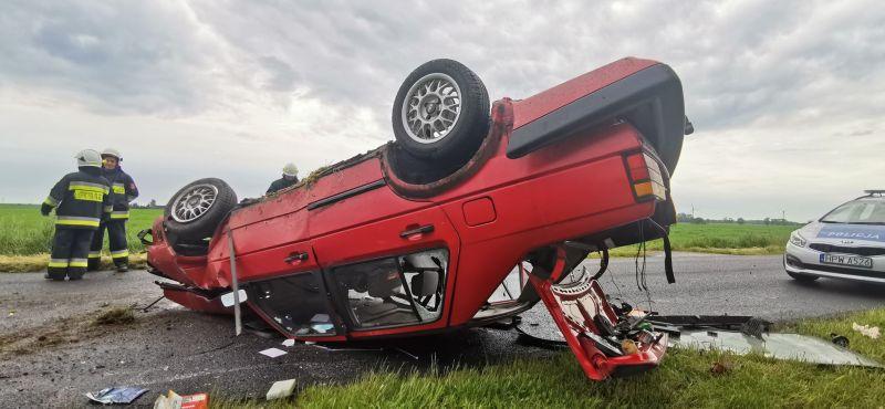 VW dachował. Kobieta zabrana przez karetkę (Foto)