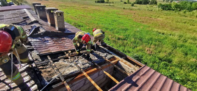 Pożar dachu wędzarni. Interweniowali strażacy 