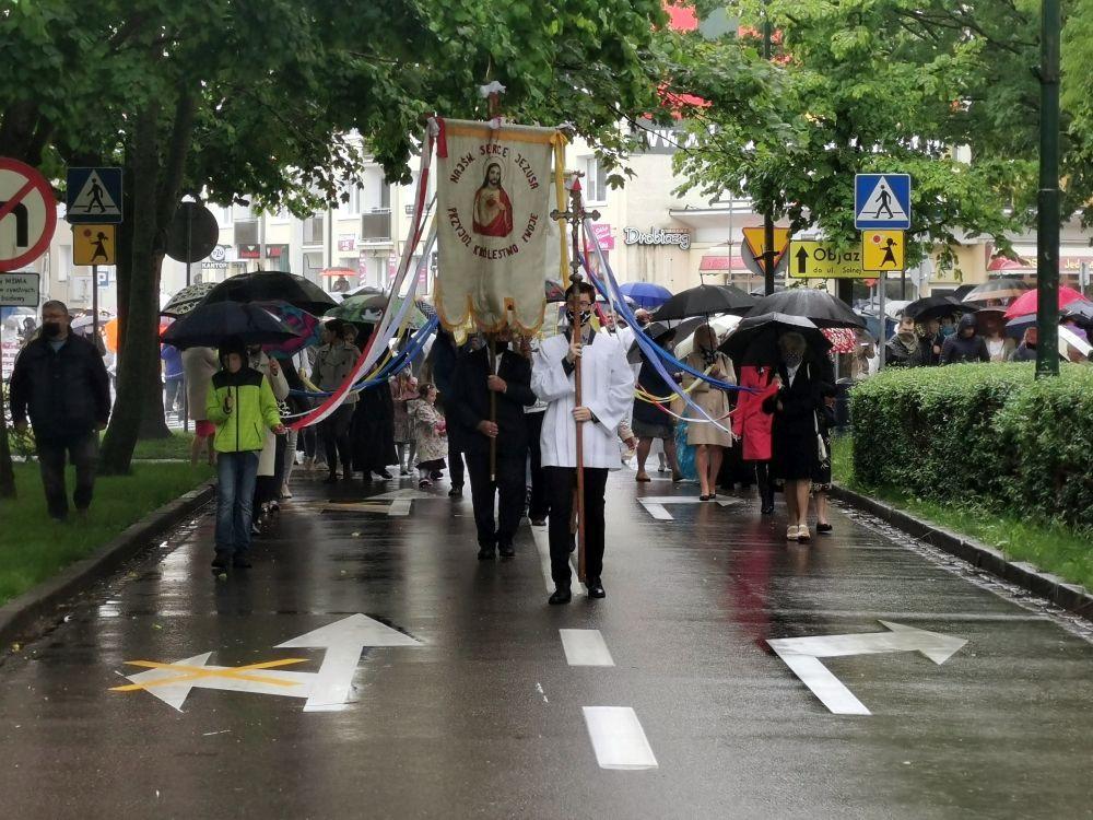 Procesja Bożego Ciała. Wzięło w niej udział kilkuset kołobrzeżan (foto, video)
