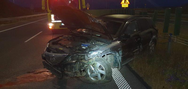 Mazda rozbiła się o bariery na ekspresówce. Kierowca twierdzi, że pił już po zdarzeniu