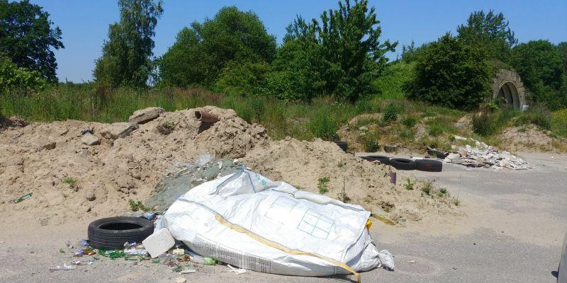 Fotopułapki na lotnisku w Podczelu. Miasto chce wyłapać nielegalnych śmieciarzy
