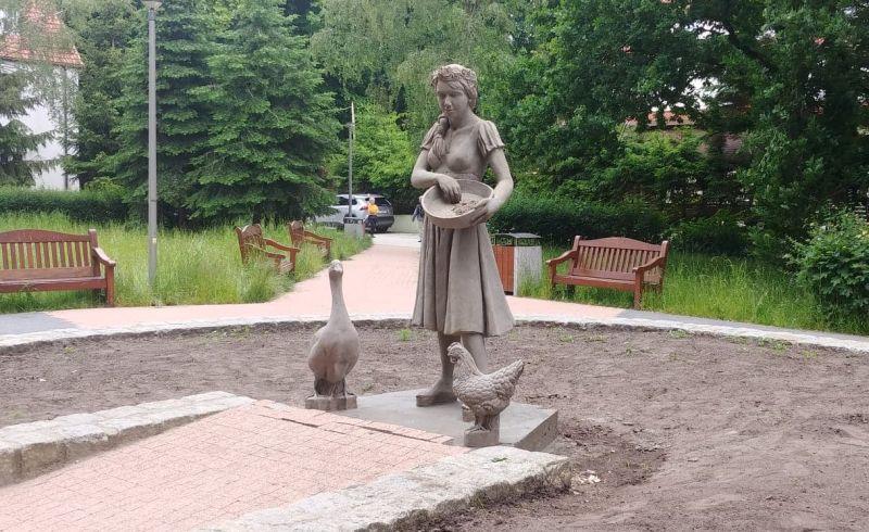 Pomnik Zosi stanął na Skwerze Pana Tadeusza w Podczelu