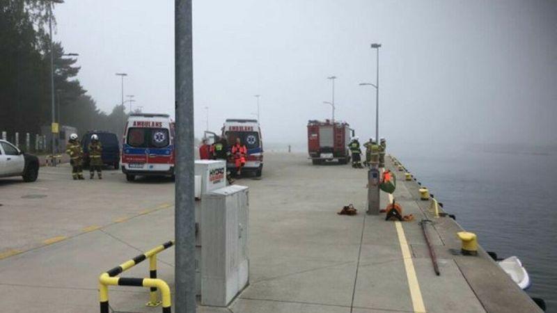 Samochód wjechał do kanału portowego. Ratownicy wyciągnęli jedno ciało