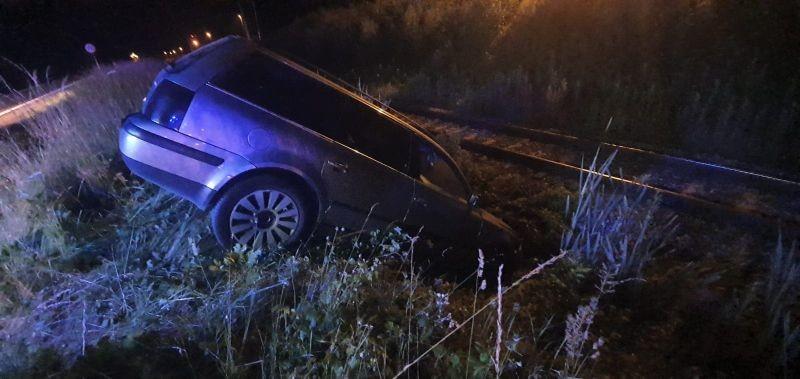 VW wypadł z drogi w stronę torowiska