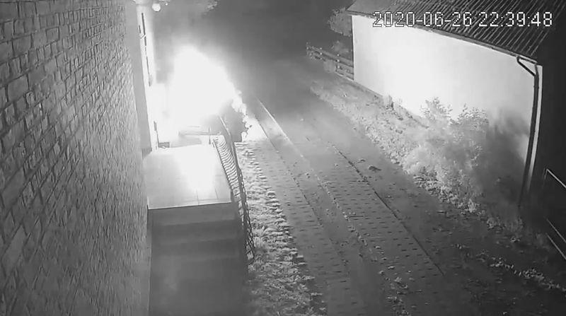 W nocy z piątku na sobotę ktoś podpalił w samochód. 20 000 zł za wskazanie sprawcy