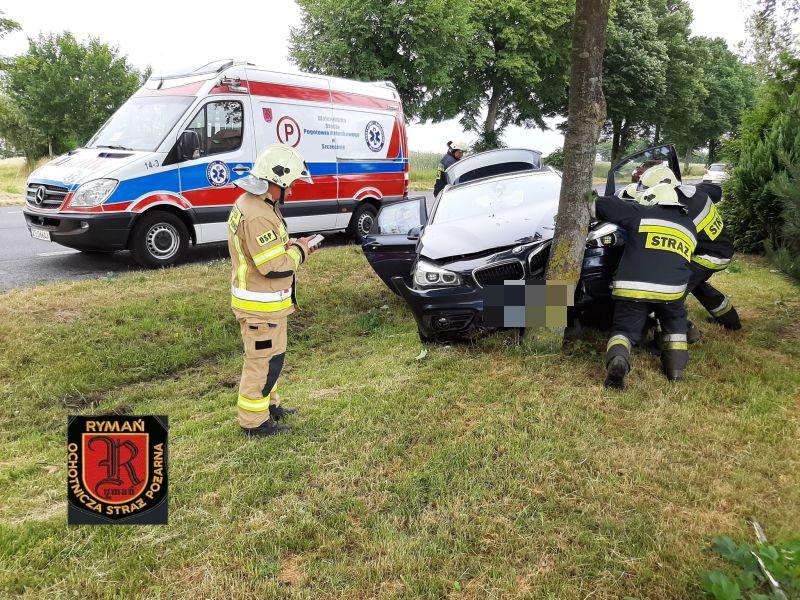 Zasnęła za kierownicą i uderzyła w drzewo