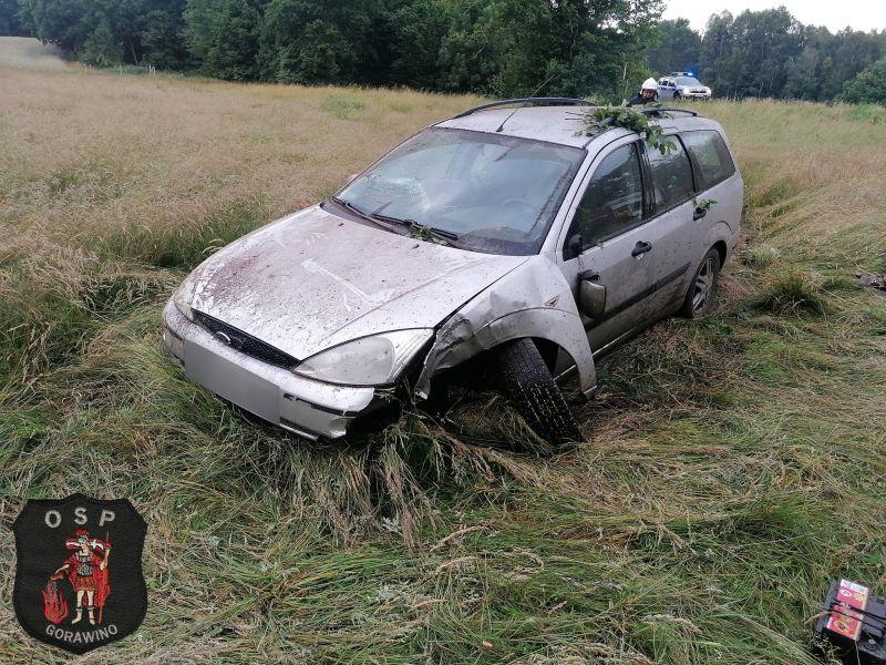 Ford wypadł z drogi, uwał koło i zatrzymał się na łące