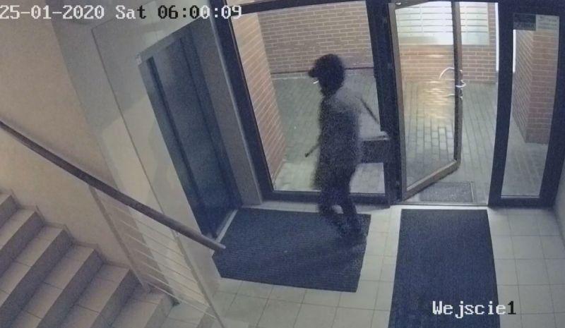 Ukradł toster i klucze. Policja poszukuje sprawcy włamania (video)