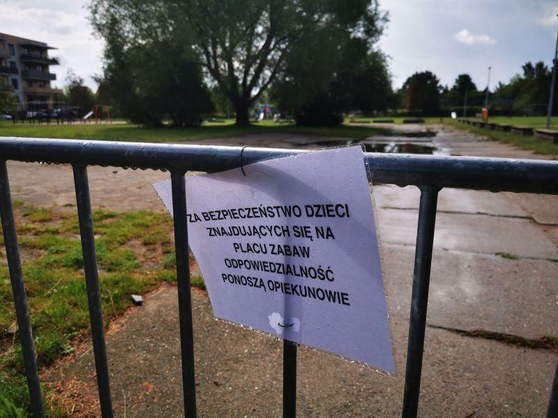 Place zabaw - tylko na odpowiedzialność opiekunów dzieci