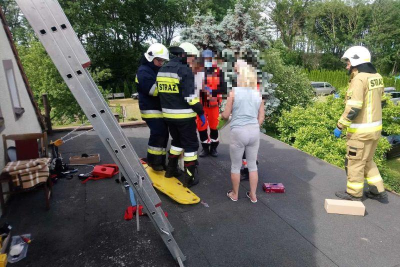 Strażacy zdjęli poszkodowanego z dachu