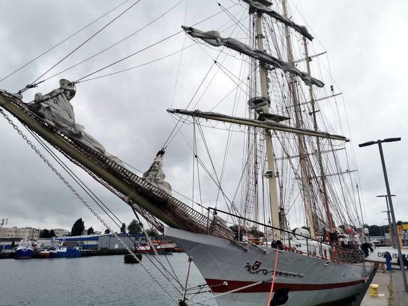 ORP Iskra zacumował w Kołobrzegu. To pierwszy polski okręt, który opłynął świat