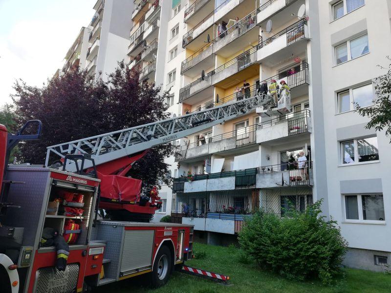 Alarm przy ulicy Wąskiej. Strażacy z policją weszli do mieszkania przez balkon